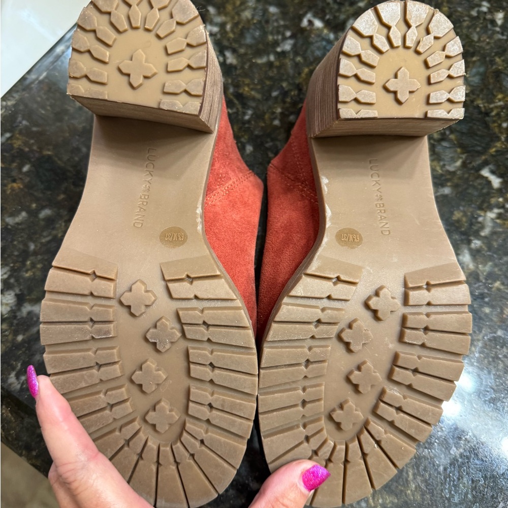 Lucky Brand Rust Color Mules with Pointed Toe and Stacked Heel, lug sole. - Picture 4 of 7